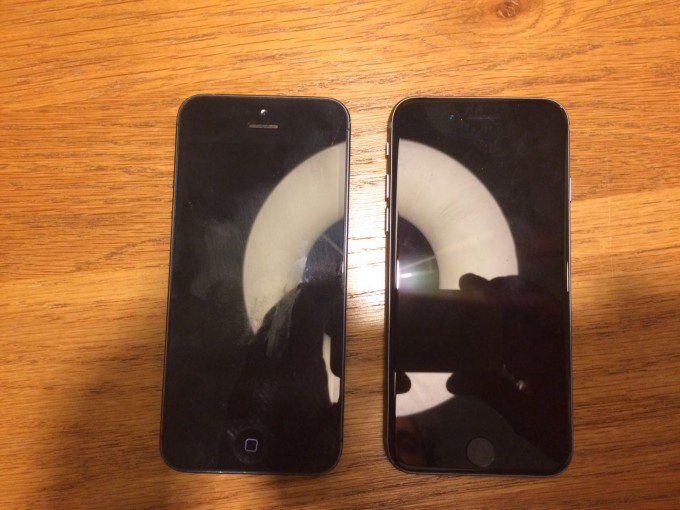 左が「iPhone 5」、右が「iPhone 5se」